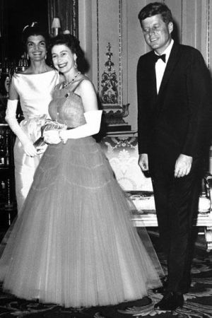Fashion photos of Jackie Kennedy Onassis - jfk and jacqueline kennedy with queen elizabeth.jpg
